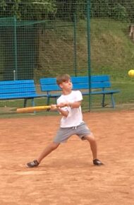 Alunno di Quarta impegnato in una partita di softball.