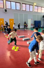 Bambini di seconda impegnati durante il percorso misto in palestra